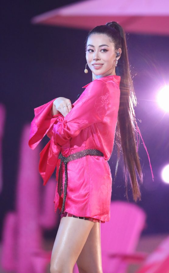 杨谨华、孟佳、蔡诗芸三双玉腿舞台合体(3/3)
