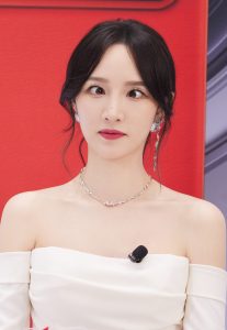 孟佳代言vivo手机穿纯白长裙开衩露腿根