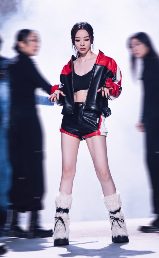 张靓颖红黑机甲风碰撞少女感，运动内衣更显甜辣(1/9)