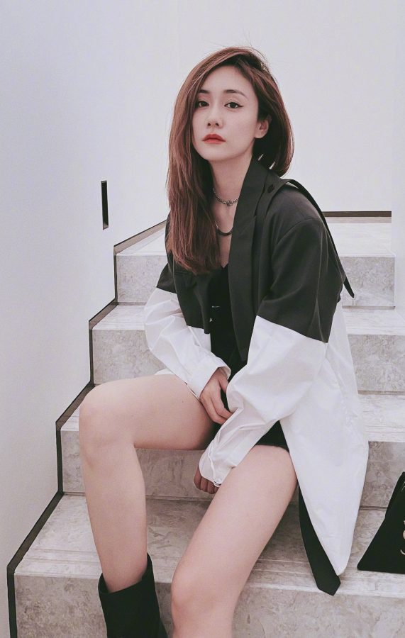 今日酷girl刘芸超好看的玉腿(2/2)