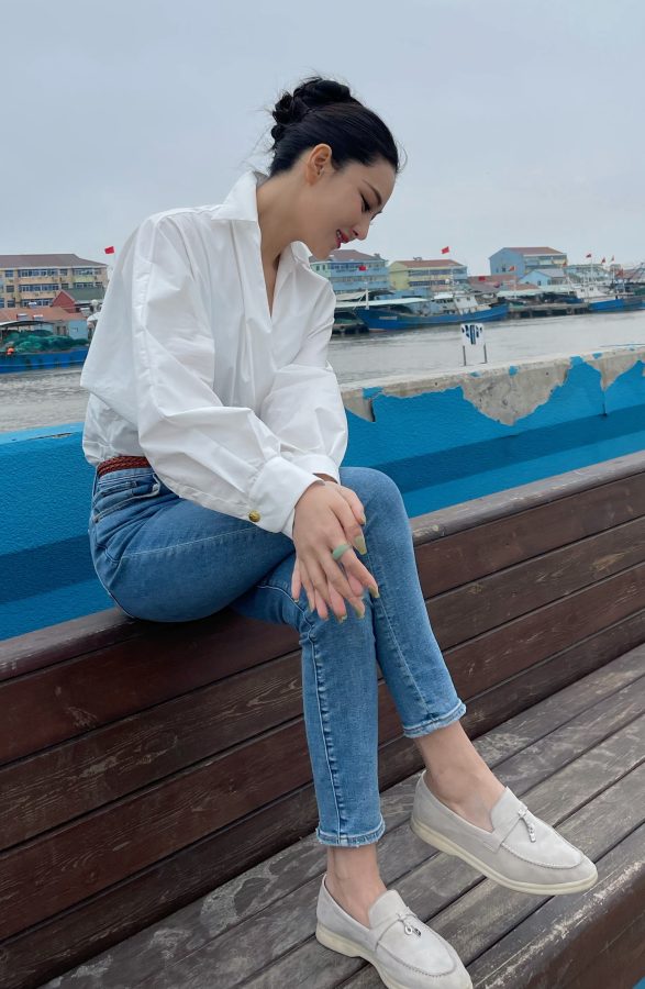张馨予穿紧身牛仔裤包裹美腿曲线享受海滨惬意时光(1/9)