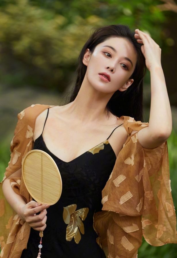 张馨予穿吊带低胸复古裙尽显东方韵味(6/8)