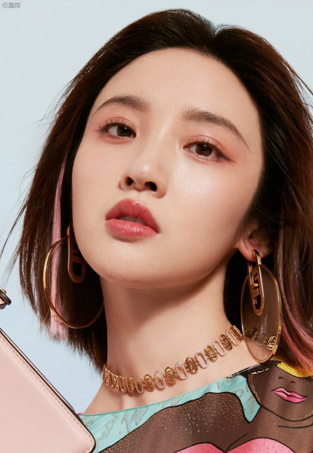 Fendi品牌形象大使唐艺昕穿缤纷色彩短裙秀玉腿美足（第6张/共6张）
