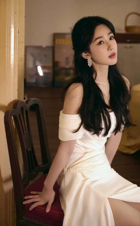 女明星杨紫穿白裙踩细跟恨天高玉足微勾(2/4)