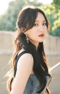 孟佳浅蓝格子裙+高筒靴漫画腿实锤