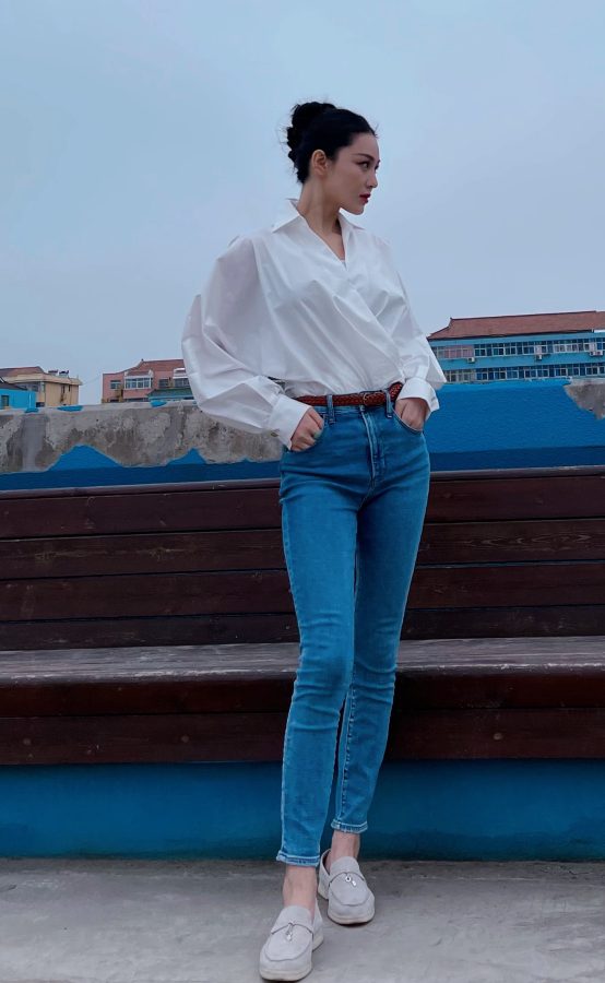 张馨予穿紧身牛仔裤包裹美腿曲线享受海滨惬意时光(7/9)