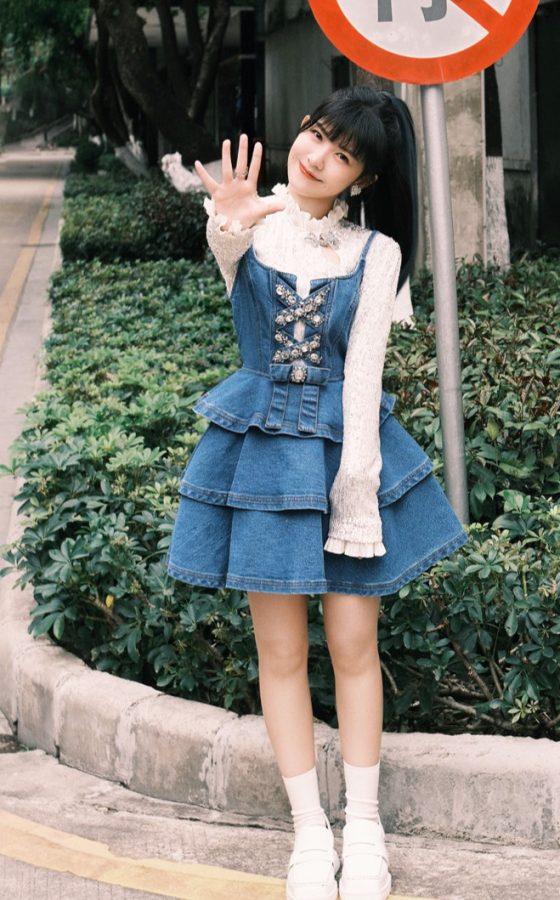 赖美云束腰牛仔裙下白滑的少女腿(2/7)