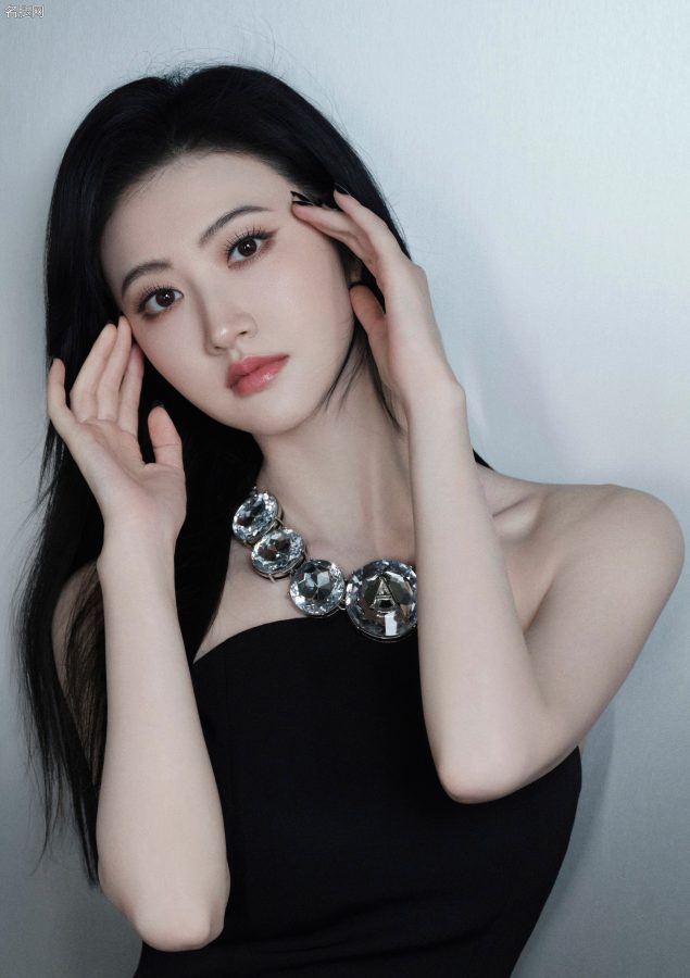 景甜黑裙白腿很舒服的一套写真(2/4)
