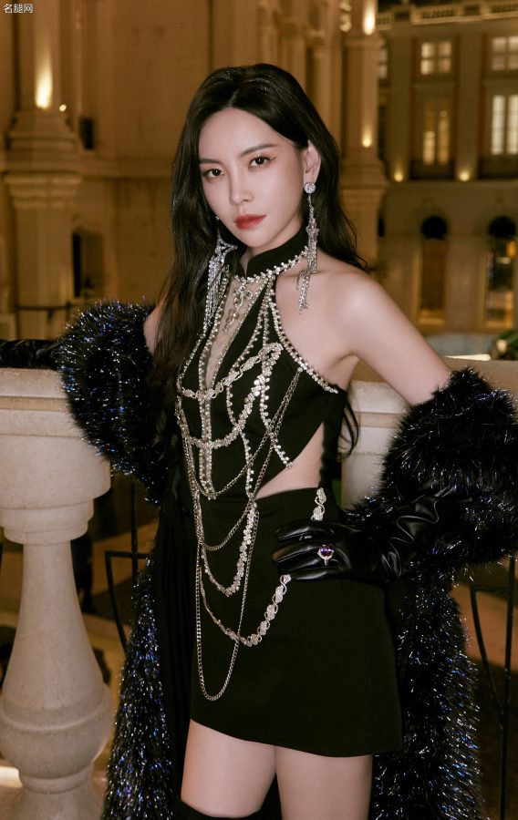 于文文化身魅蓝妖姬展现长靴美腿(3/8)