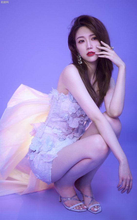 清甜的女主播张纯烨美腿玉足踩凉高跟展现娇媚身材(1/6)