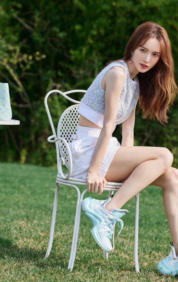美女明星金晨阳光下草地上大秀白花花的大腿(1/2)