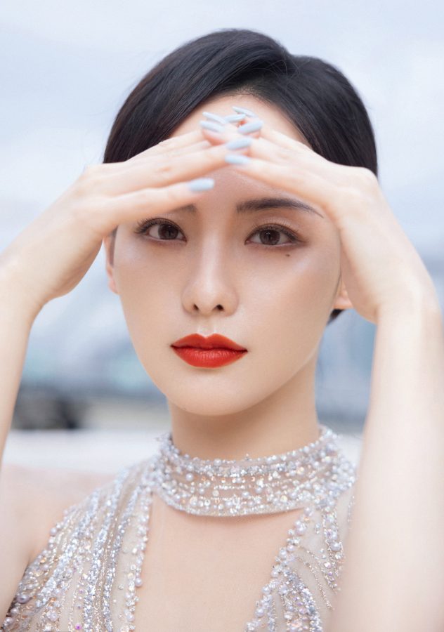 张嘉倪穿深V礼服红唇皓齿真东方美神(2/7)