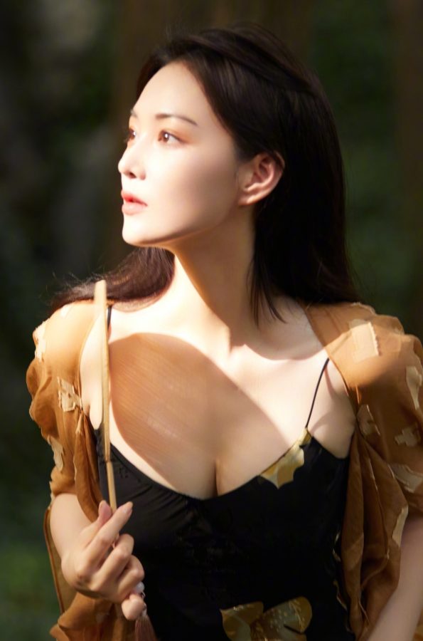 张馨予穿吊带低胸复古裙尽显东方韵味(4/8)