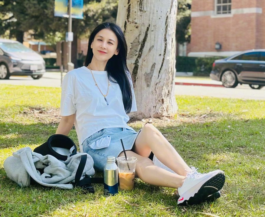 美姐黄圣依坐在阳光下的草坪上晒玉腿(1/3)