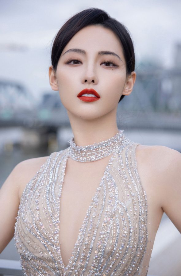 张嘉倪穿深V礼服红唇皓齿真东方美神(1/7)