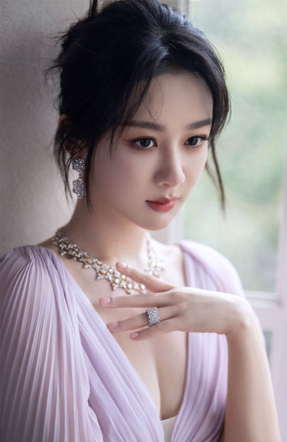 紫妹杨紫穿紫衣展示胸前洁白肌肤和事业线(5/11)