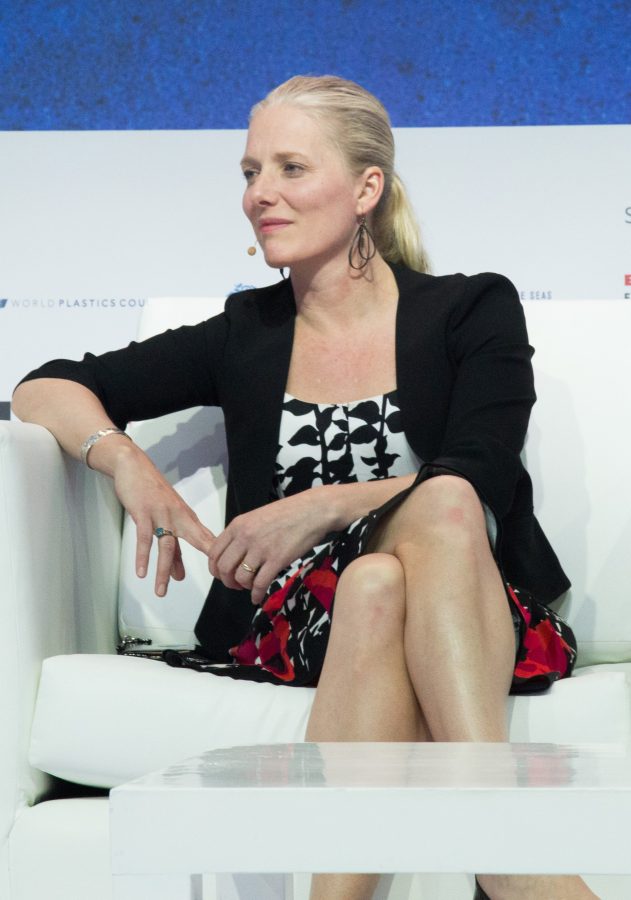 Catherine McKenna熟腿高跟和Zanny Minton Beddoes论坛对话(5/6)