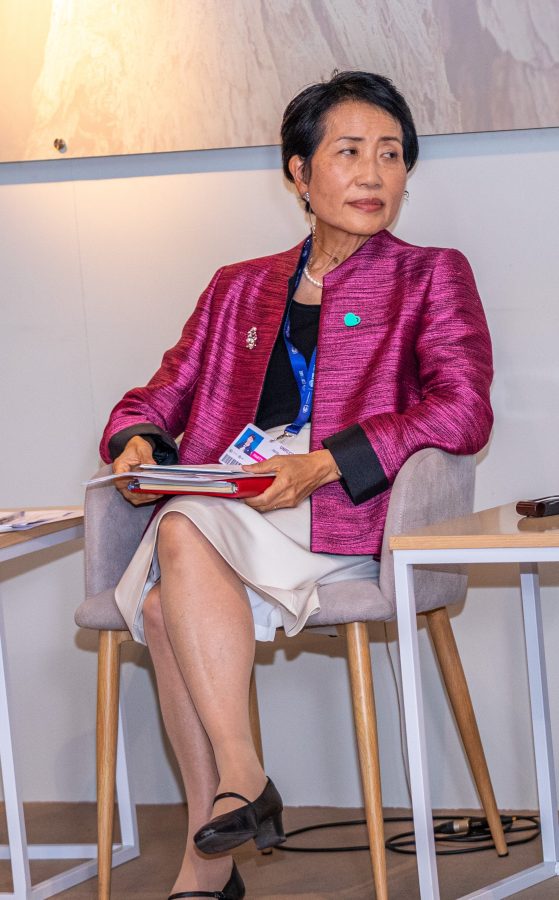 东京大学全球公共事务中心主任Naoko Ishii腿穿质感黑丝翘腿坐姿(2/4)