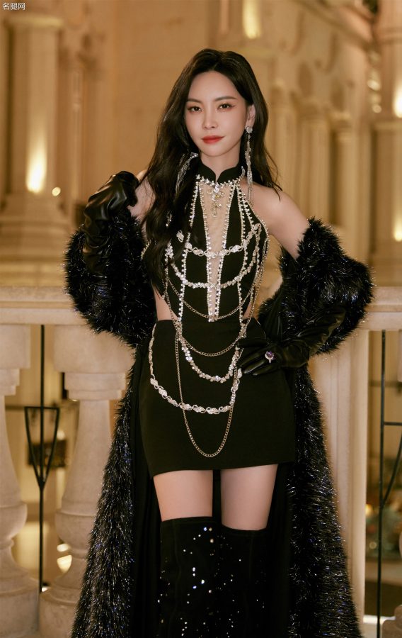 于文文化身魅蓝妖姬展现长靴美腿(6/8)