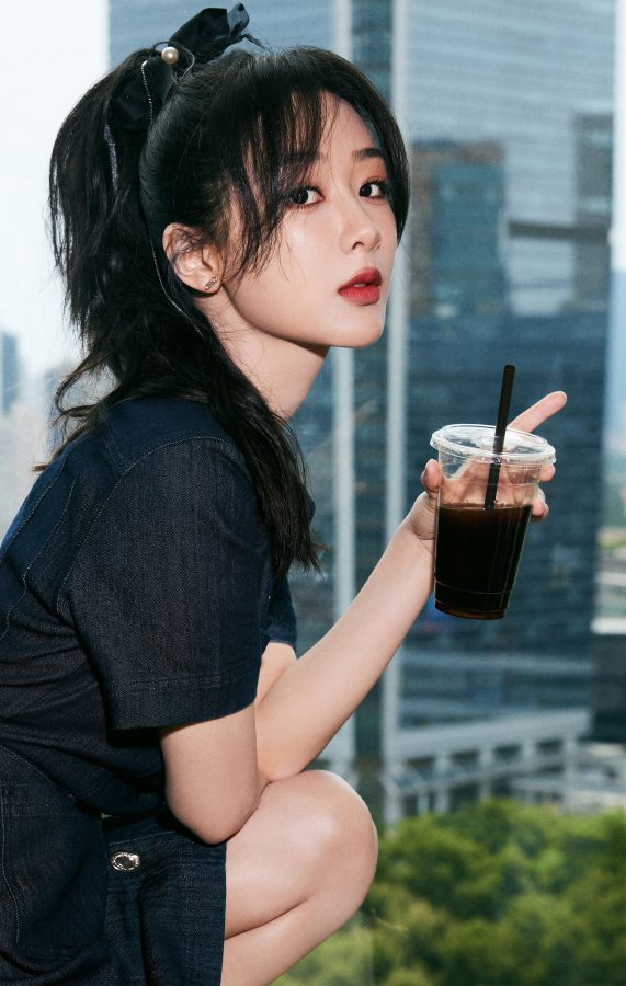 紫妹杨紫梳高马尾辫穿摩登时尚牛仔裙展露如玉般纤白的美腿(4/8)