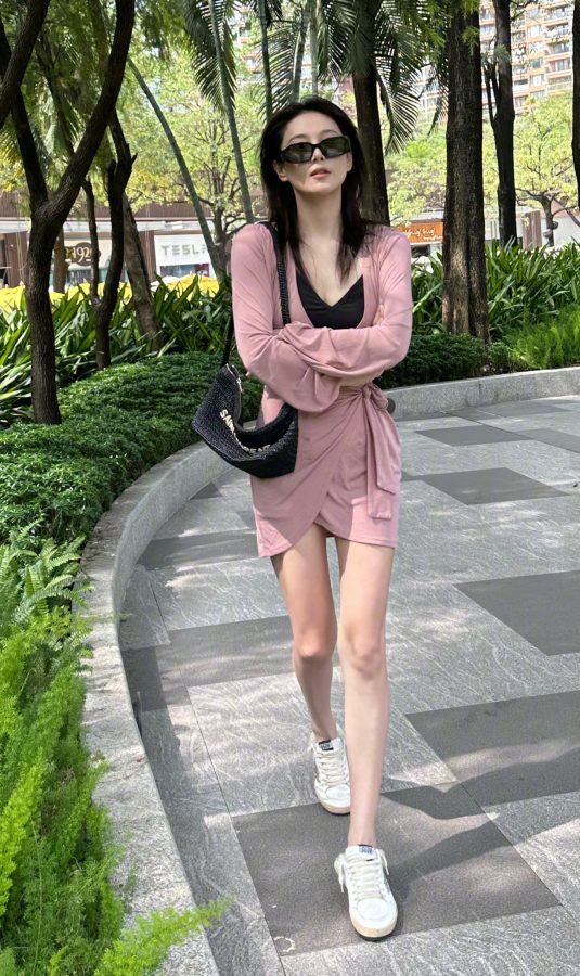 张馨予夏日清凉穿搭，粉色超短裙美腿交叠(5/7)