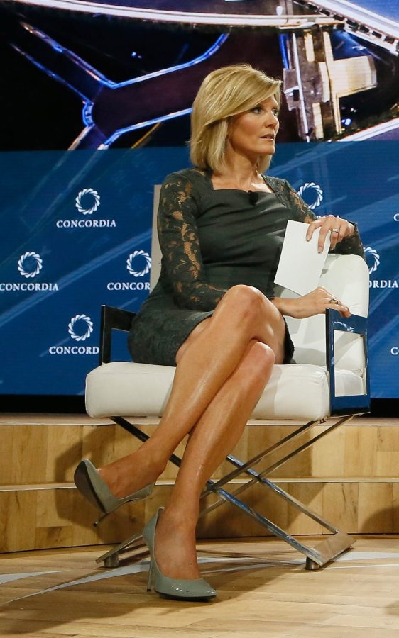 成熟的金发女记者凯特·斯诺 (Kate Snow) 穿细高跟采访(6/7)