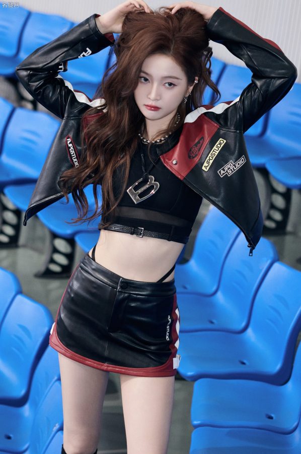 Wu Xuanyi wears a cool and neat combat uniform and sits with beautiful legs crossed(9/10)