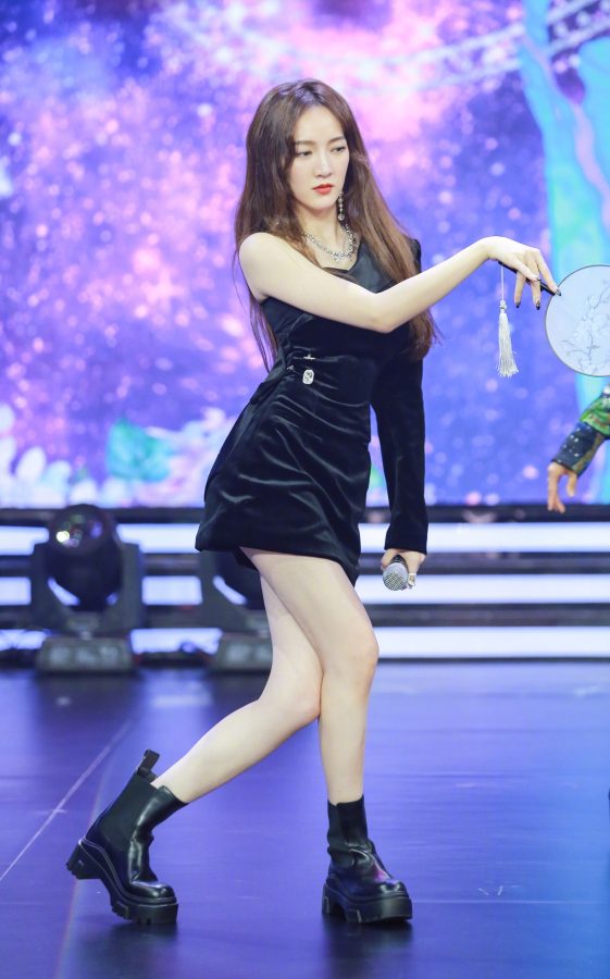 美女歌手孟佳美腿光滑舞姿柔美(1/2)