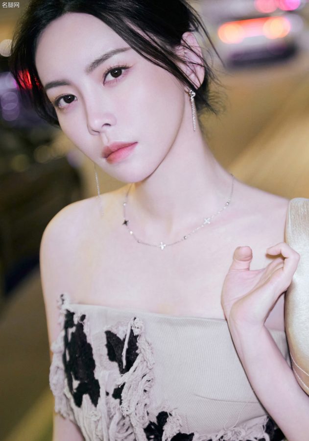 《时光音乐会》于文文美腿踩高跟长靴美脸盯屏(6/9)