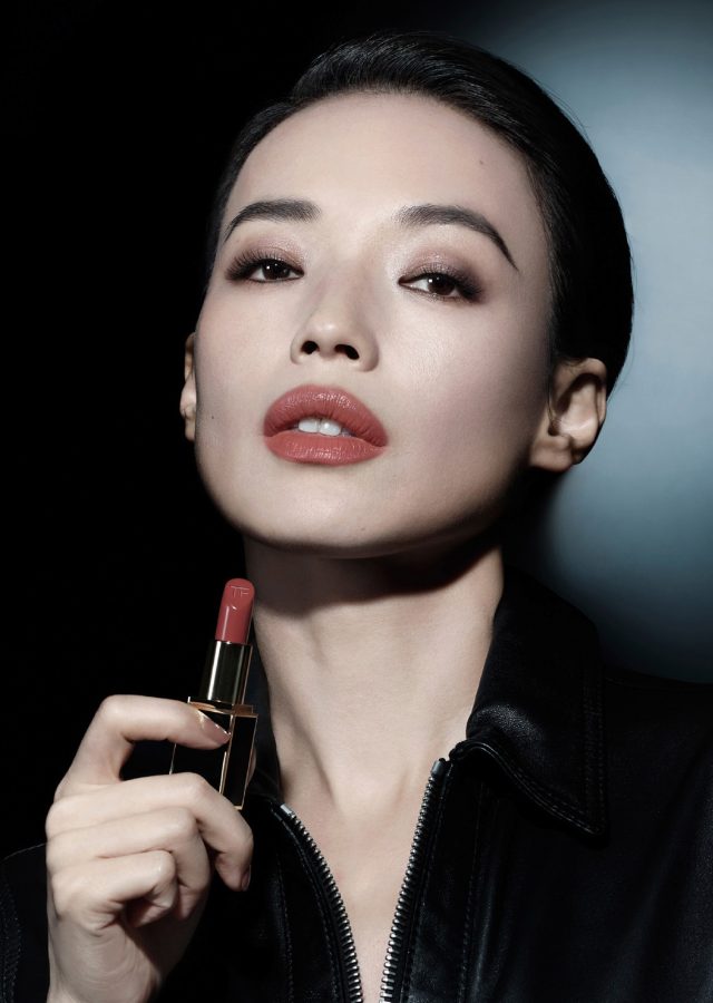 舒淇身着黑色漆皮短裙长腿穿丝袜拍摄暗光质感写真(6/6)