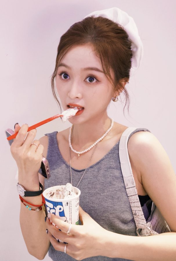 长腿小姐姐吴宣仪吃冰激凌舒服(5/6)