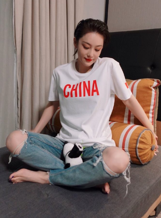 张馨予穿露膝牛仔裤光白脚盘腿坐姿（第1张/共2张）