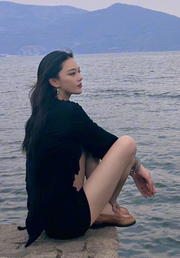 张馨予湖边秀美腿，这双绝世长腿谁能驾驭？(4/7)