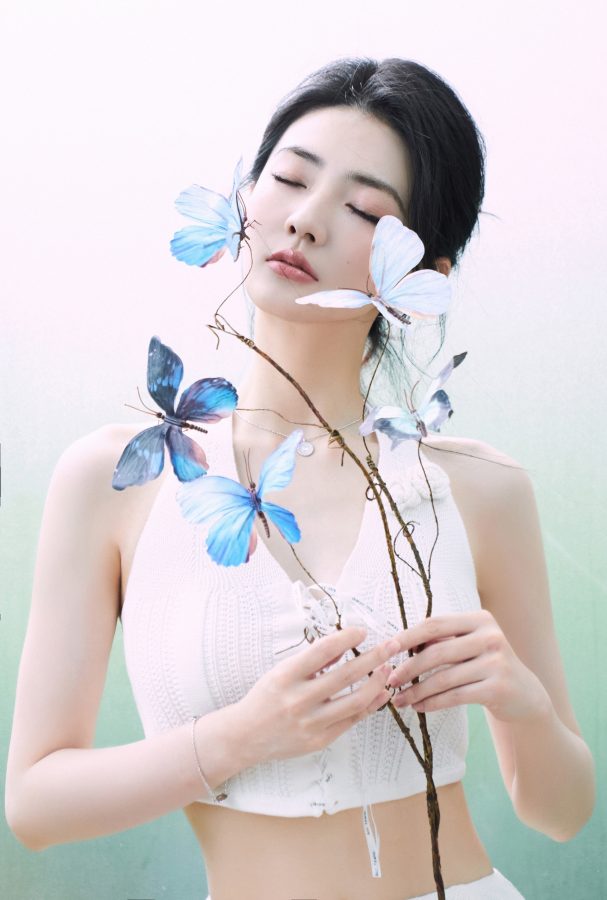 徐璐穿开叉白裙脚踩STUART WEITZMAN仙气飘飘（第3张/共10张）