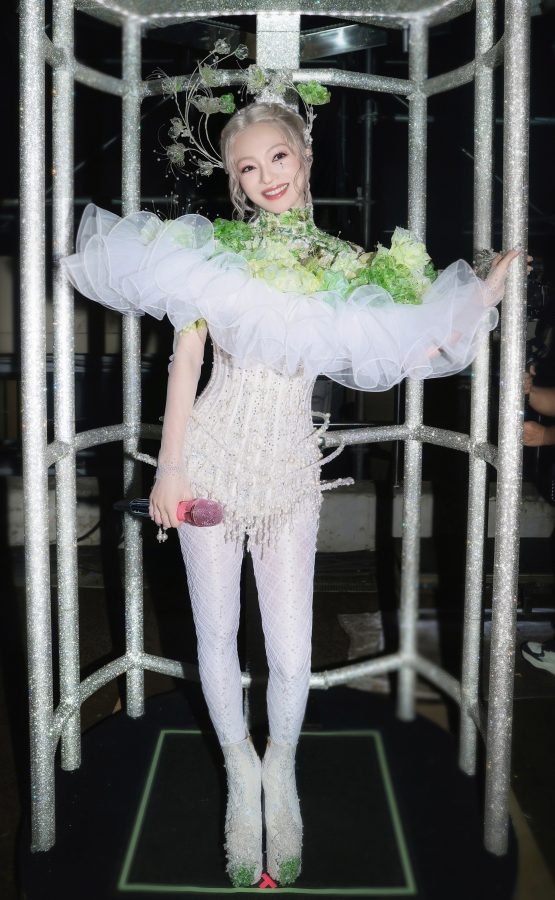 张韶涵演唱会花仙子造型上穿白色裤袜秀美腿（第2张/共72张）