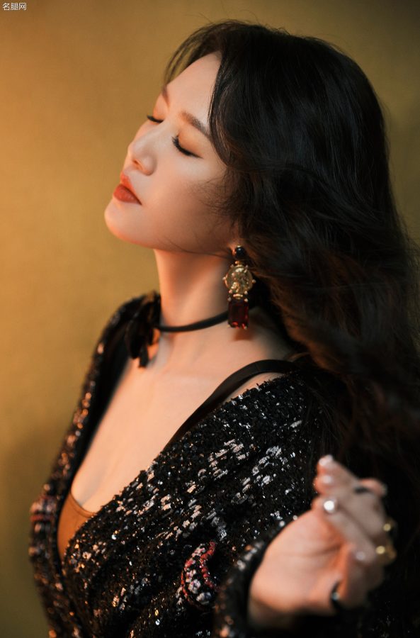 时尚女王谭维维再出击！牛仔短裙搭配漆皮长靴酷飒美腿吸睛（第9张/共12张）