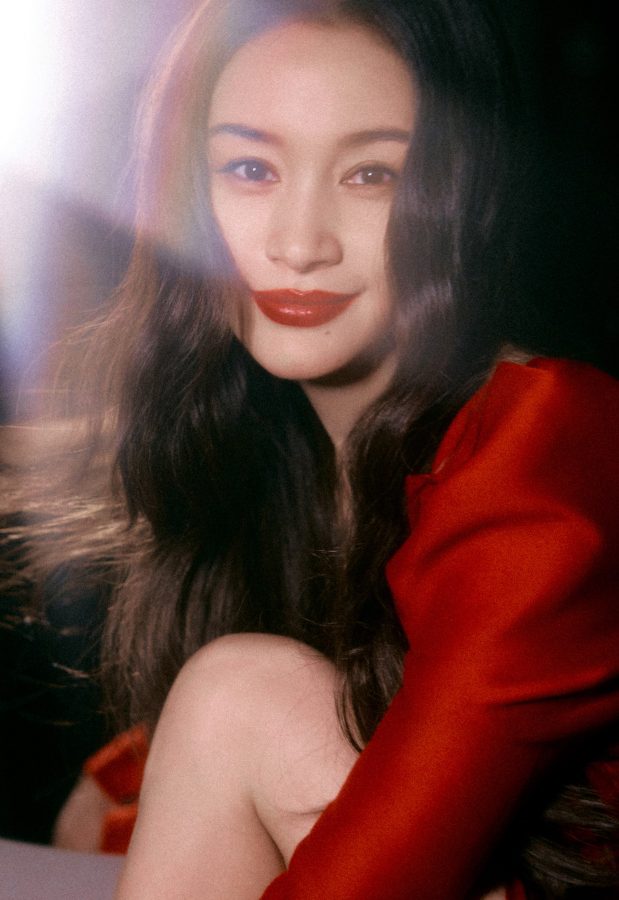 复古风情下的性感！王子文的红裙和尖头高跟鞋，实力演绎修长美腿诱惑(13/15)