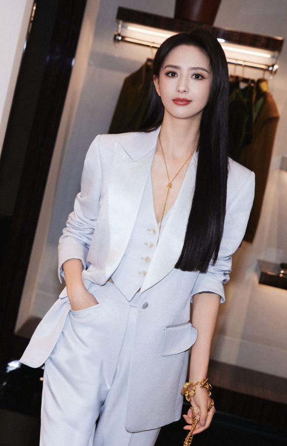 女神佟丽娅身着淡蓝色套装踩细跟凉鞋优雅美丽（第6张/共6张）