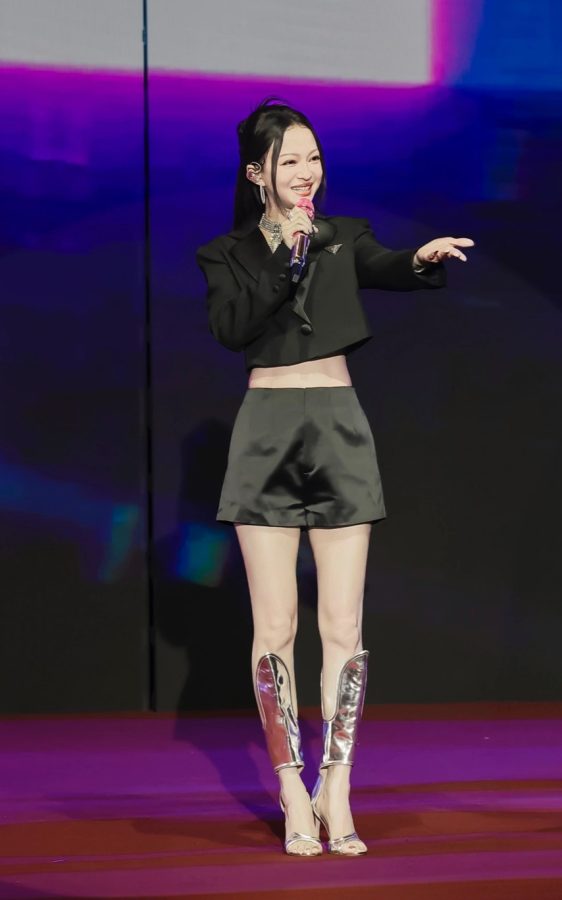张韶涵穿短裤登台演出银色露趾长靴吸睛(2/3)