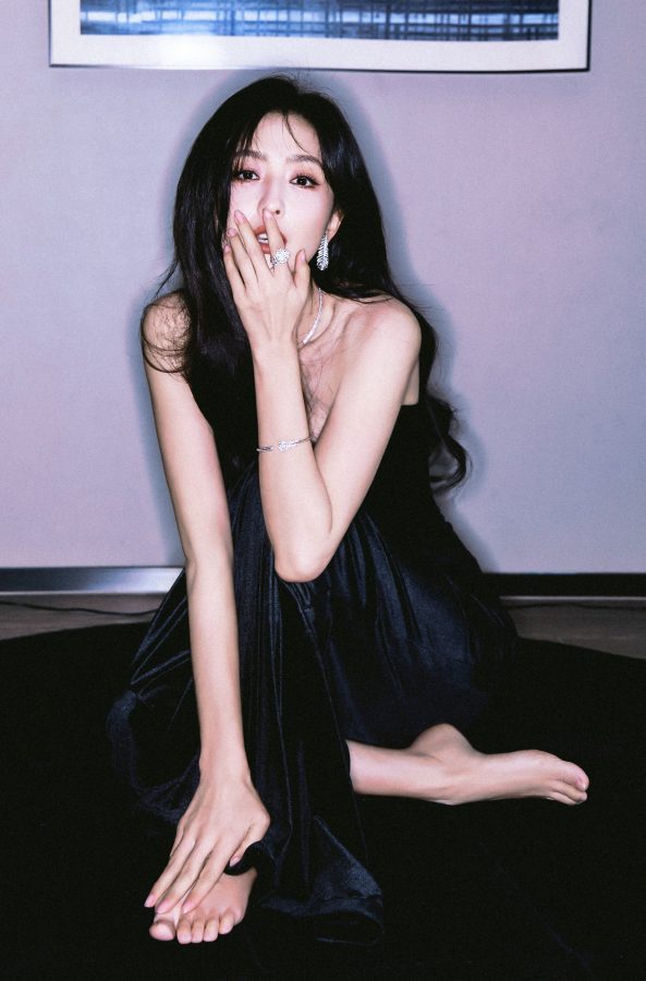 佟丽娅穿低胸黑裙赤足拍摄写真太美啊（第2张/共6张）