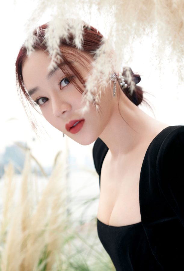 袁姗姗河边绝美写真秀白沟(2/5)