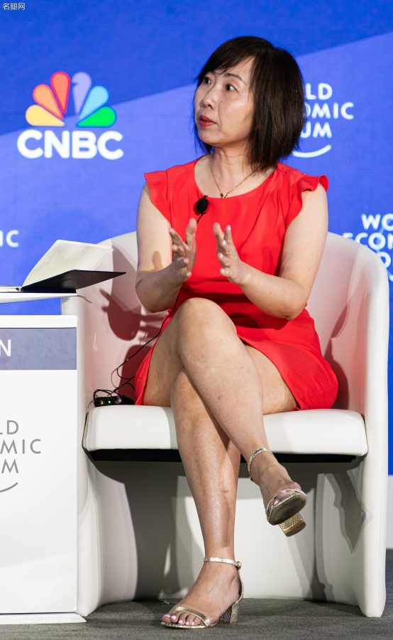 女主持Samantha Vadas和乔治华盛顿大学经济学和国际事务教授Maggie Chen活动现场高跟二郎腿（第3张/共11张）