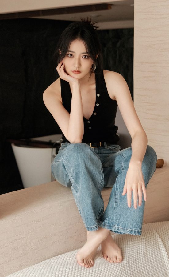 美女明星徐璐穿牛仔裤光脚丫太美(1/2)