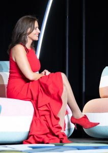 Caroline Codsi卡罗琳·科德西穿红色长裙坐姿露肉丝腿
