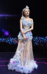张韶涵演唱会穿薄纱裙透出极品美腿
