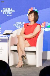 女主持Samantha Vadas和乔治华盛顿大学经济学和国际事务教授Maggie Chen活动现场高跟二郎腿