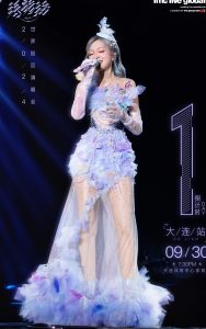 张韶涵演唱会穿薄纱裙透出极品美腿