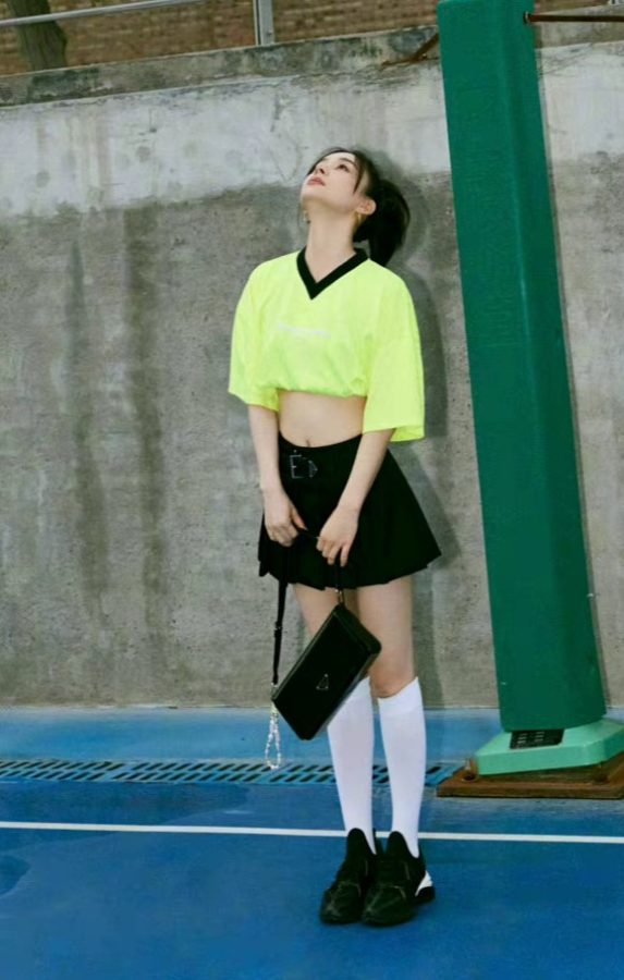 袁姗姗篮球场里穿运动短裙配筒袜少女感十足(6/7)