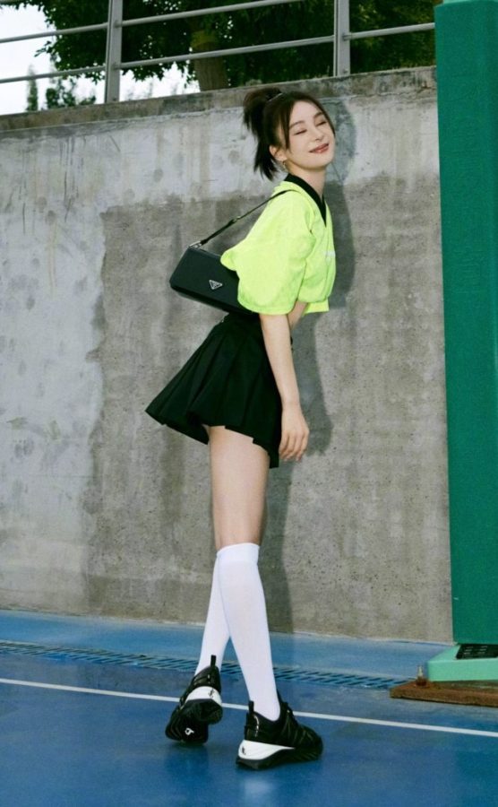 袁姗姗篮球场里穿运动短裙配筒袜少女感十足(4/7)