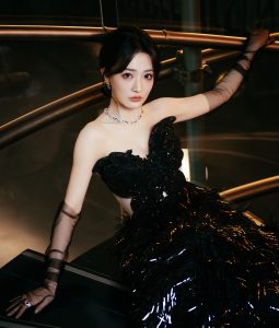 复古与现代的完美碰撞！徐璐薄纱手套搭配性感礼服，释放迷人风情